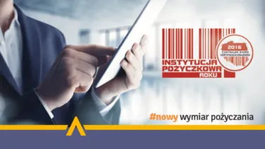 mężczyzna w ciemno niebieskim garniturze trzymający w lewej ręce tablet