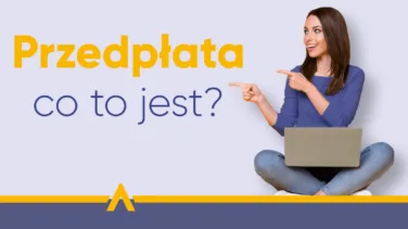 Uśmiechnięta kobieta z laptopem na kolanach wskazująca na napis Przedpłata – co to jest?