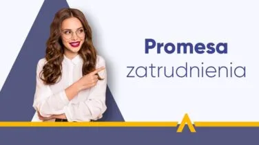 Uśmiechnięta kobieta w białej koszuli i okularach wskazująca palcem na napis "Promesa zatrudnienia"