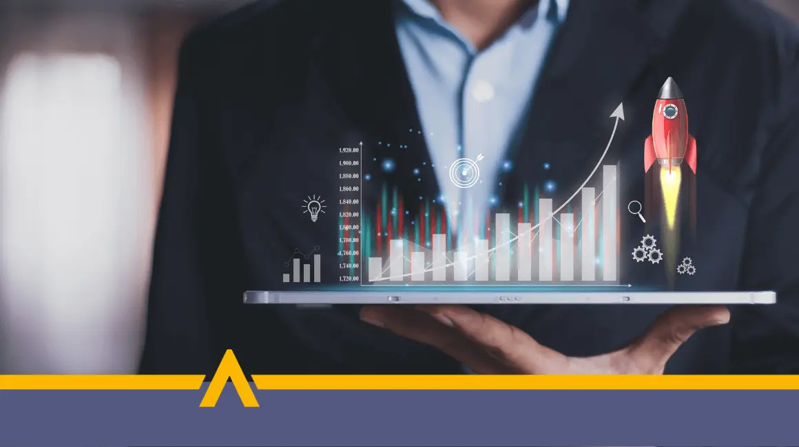 Biznesmen trzymający tablet z wirtualnym wykresem wzrostu i ikoną startującej rakiety